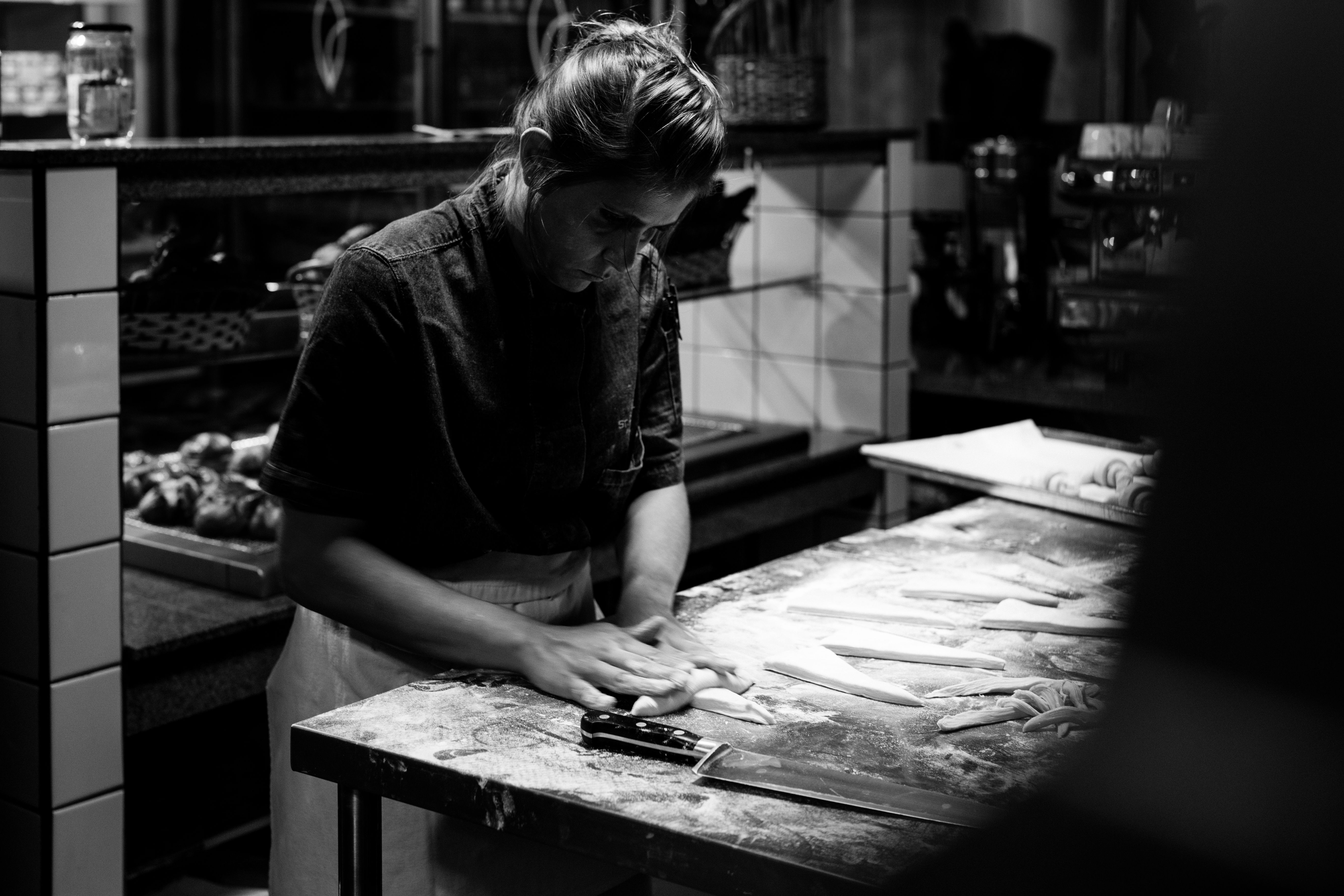 Chef Helena Mil Homens, da ST Chico, prepara cuidadosamente a massa do croissant, intercalando com bastante manteiga para a folhagem perfeita / Rodolfo Regini