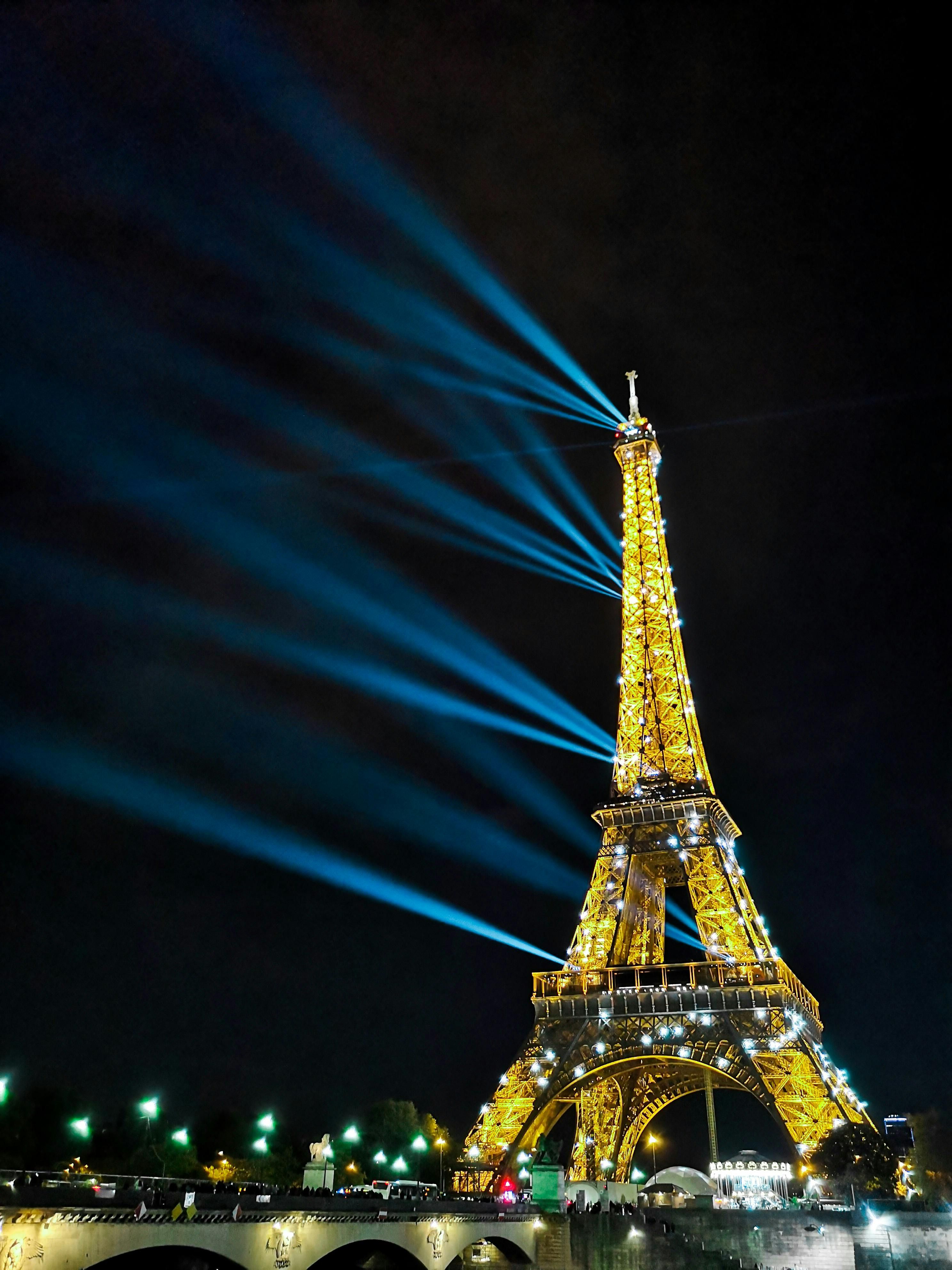 Torre Eiffel recebe iluminação especial durante a noite; ponto turístico fica aberto para visitação das 9h30 às 00h / Pexels