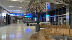 Portões de embarque do Aeroporto Internacional de Dallas/Fort Worth, nos Estados Unidos