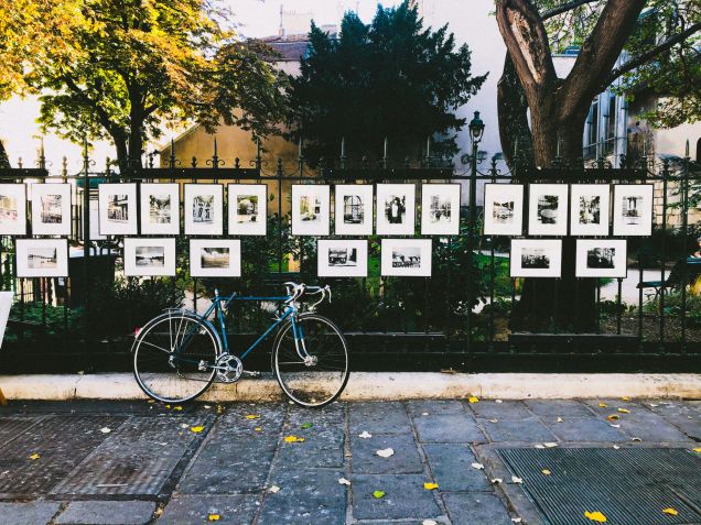 Conhecer Paris pedalando é uma dica da chef Alessandra Montagne / Alice/Unsplash