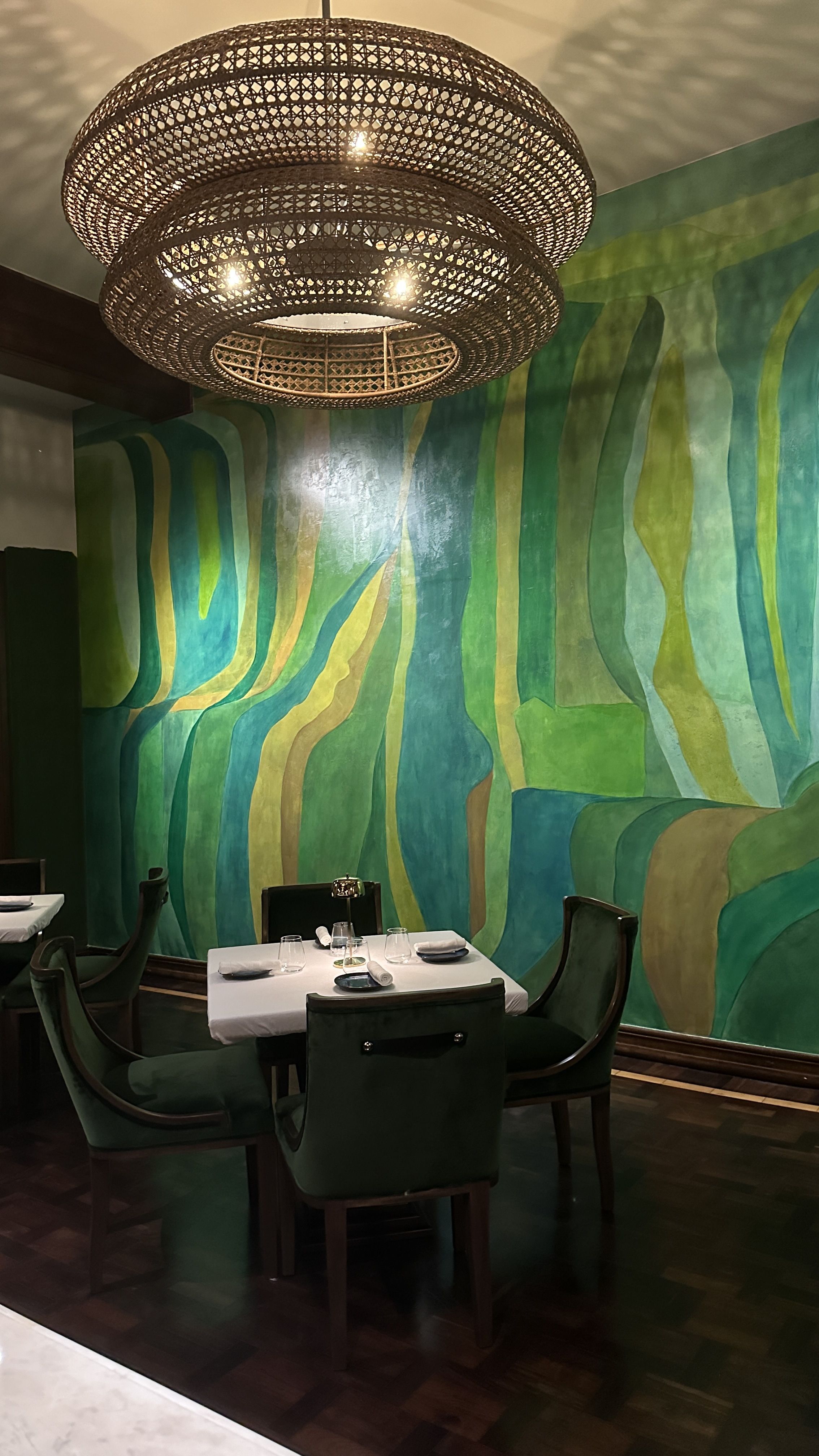Ambiente Y Restaurante remete à Mata Atlântica / Tina Bini