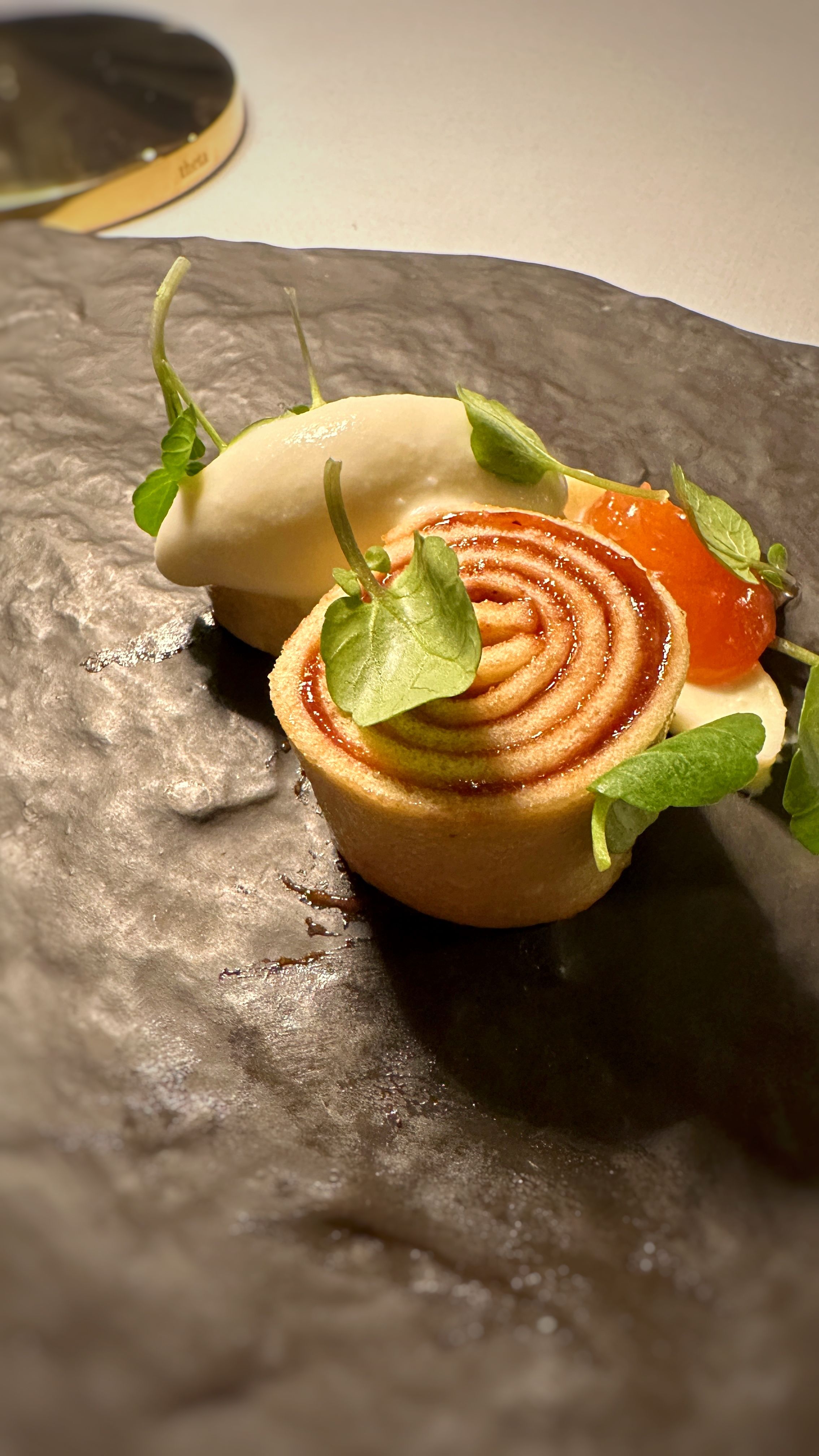Bolo de rolo com requeijão de corte / Tina Bini
