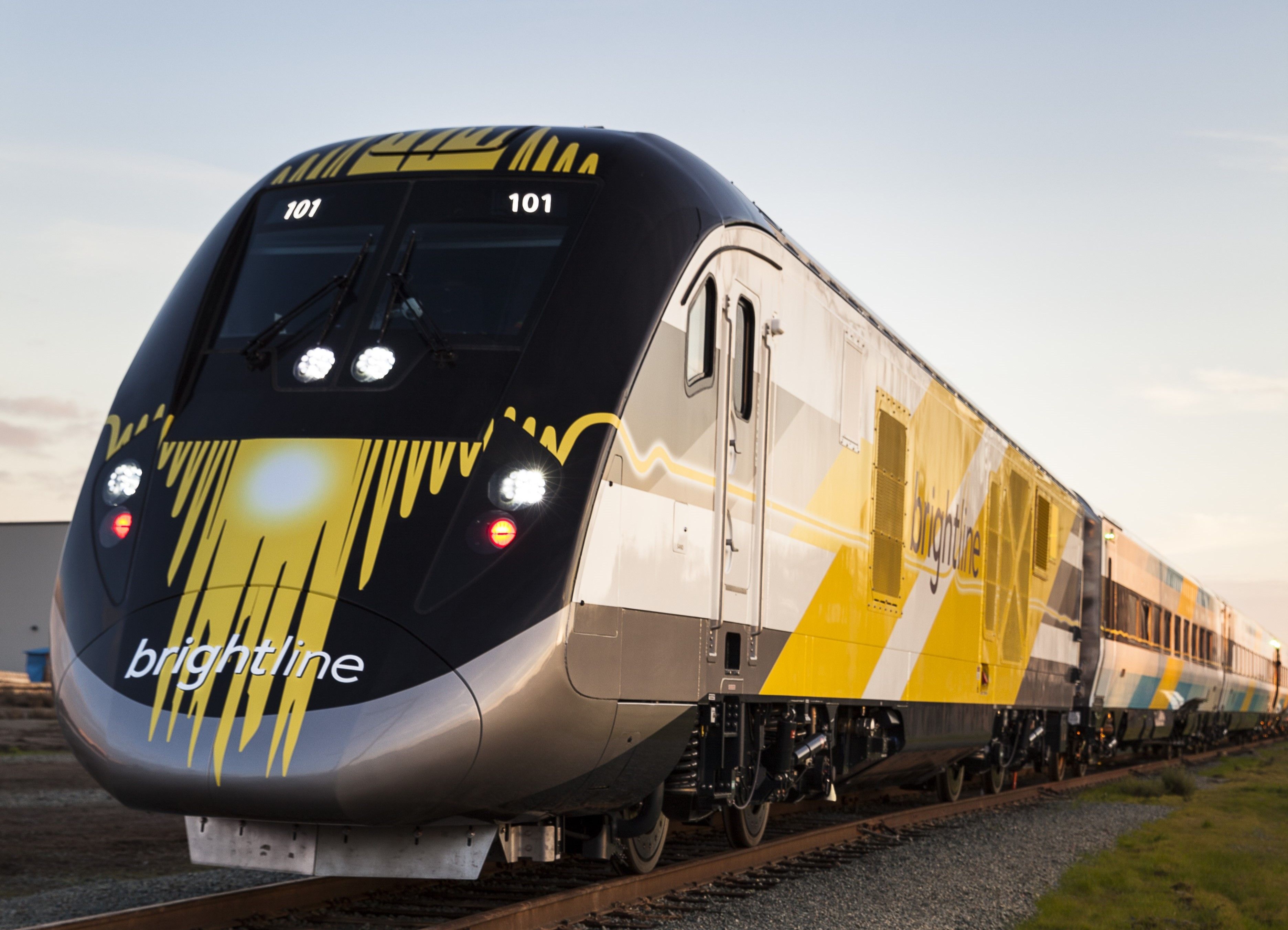 Trem da Brightline em operação nos Estados Unidos