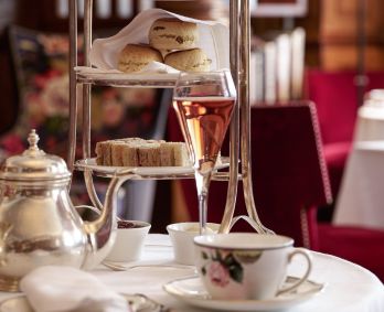 Xícara e utensílios para chá da tarde no salão de chá do Brown's Hotel, em Londres