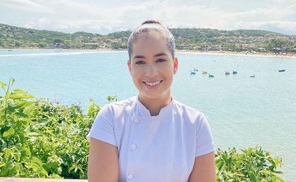 A chef Victoria Teles com o mar de Búzios ao fundo