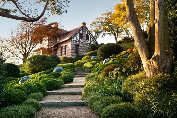Vista sobre a Villa "La Roxelane" a partir do Jardim Emoções / Claudia Gaupp/Les Jardins d'Étretat