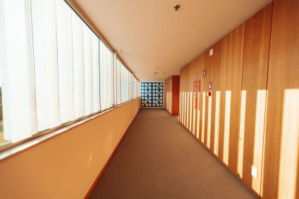 Corredores de quartos do Brasília Palace hotel decorados com arte de Darlan Rosa