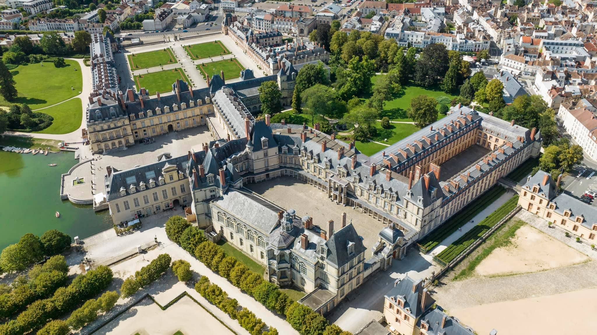 Vista aérea do majestoso Castelo de Fontainebleau / François Lison/Château de Fontainebleau/Facebook