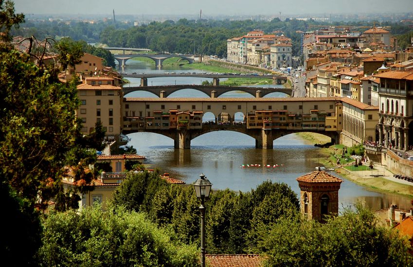 Ponte Vecchio, em Florença; cidade tem curso de italiano com programas voltados para moda, design de interiores, fotografia ou pintura • Ilse Orsel/Unsplash