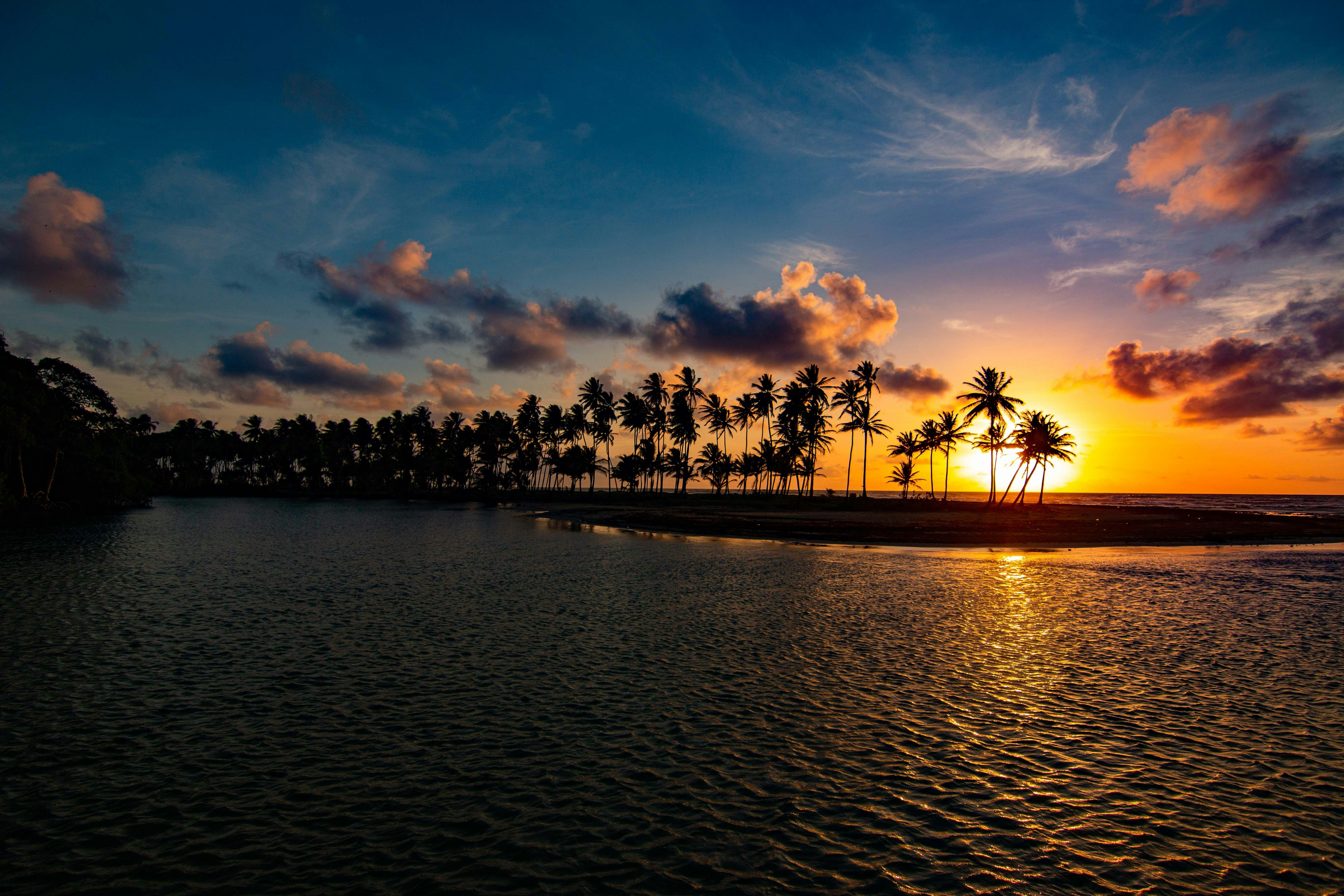Nascer do sol e oceano na Praia Manzanilla, em Trinidad / Jono Hirst/Unsplash
