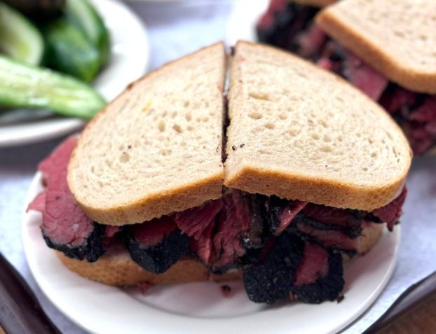Sanduíche de pastrami do Katz's Deli, a mais antiga delicatéssen em funcionamento em Nova York / Thiago Castanho