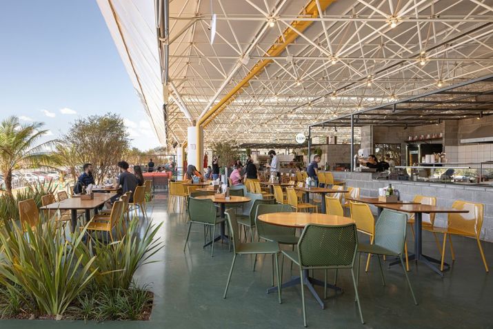 Mesas e cadeiras em área aberta do Mané Mercado Vírgula / Divulgação