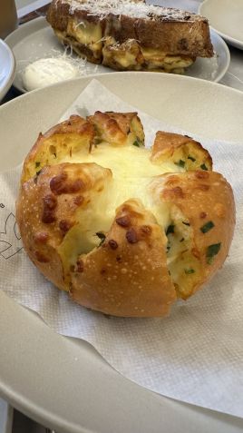A versão do pão de alho da casa / Tina Bini