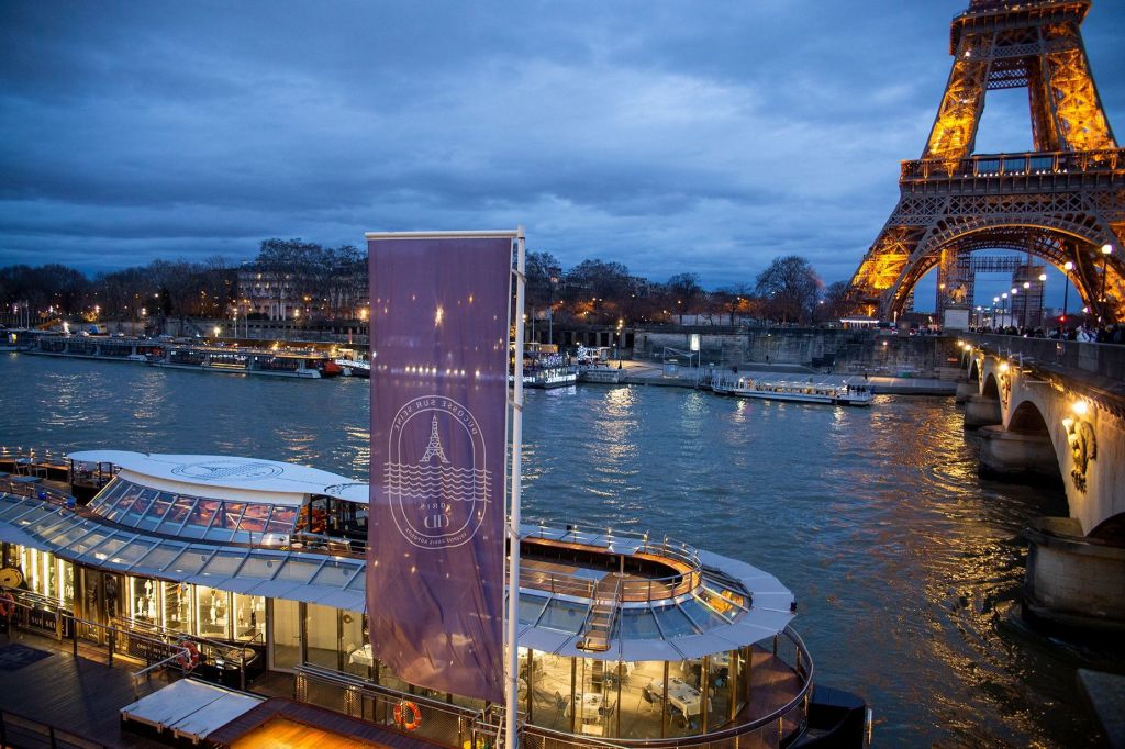 Alguns turistas já contrataram a Ducasse sur Seine, o barco do chef estrelado Alain Ducasse