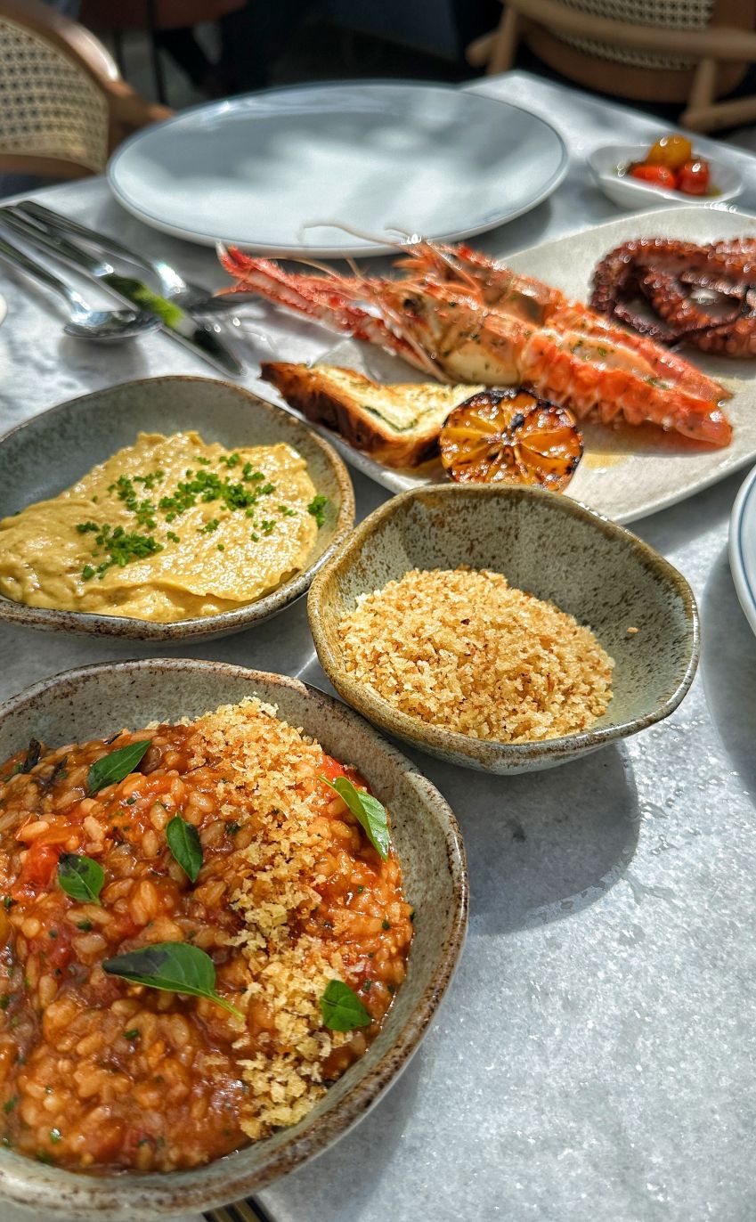 Na opção “formule” do cardápio, o cliente compõe o prato com uma proteína feita na brasa e um acompanhamento / Tina Bini