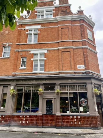 O pub Black Dog fica em uma área residencial modesta de Vauxhall, no sul de Londres / Francesca Street, CNN via CNN Newsource