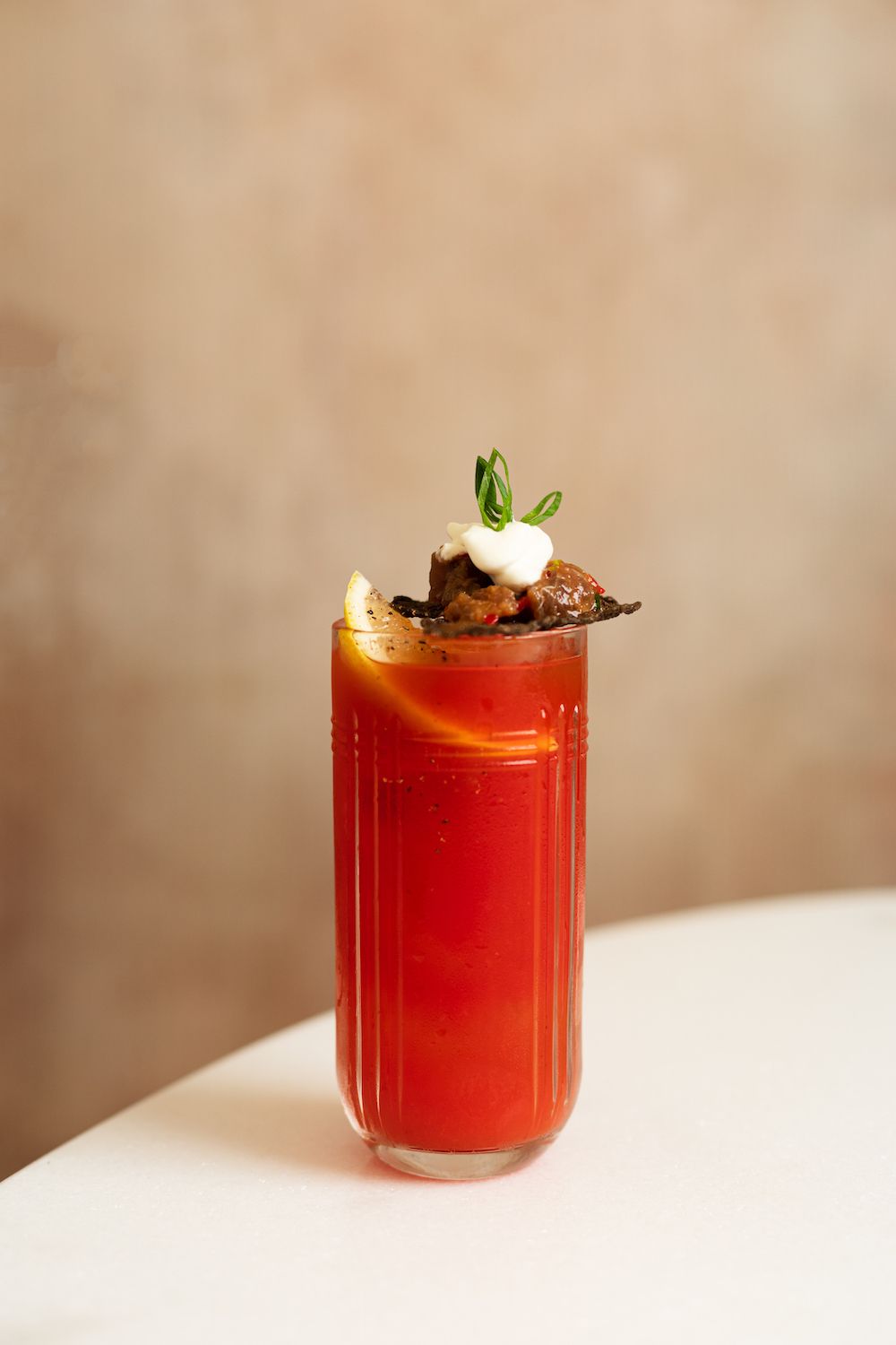 Suco de tomate chega acompanhado de crocante de nota, tartar de atum e chantilly de wasabi / Duda Gulman