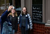 Conheça o The Black Dog, pub londrino que ficou famoso por Taylor Swift