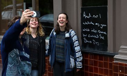 Conheça o The Black Dog, pub londrino que ficou famoso por Taylor Swift