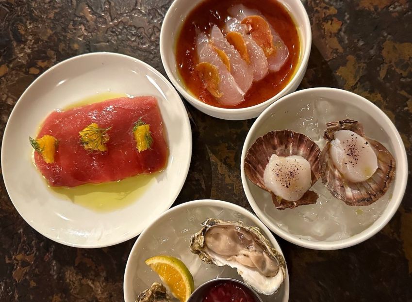 Ostras, vieiras, atum cru e peixe com bottarga e molho de ameixa / Tina Bini