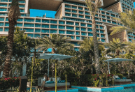 Resort no Oriente Médio tem 90 piscinas e tratamento facial com ouro 24 quilates