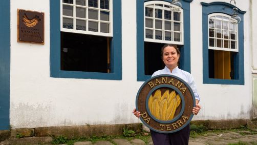 Chef Ana Bueno em frente ao Restaurante Banana da Terra, em Paraty