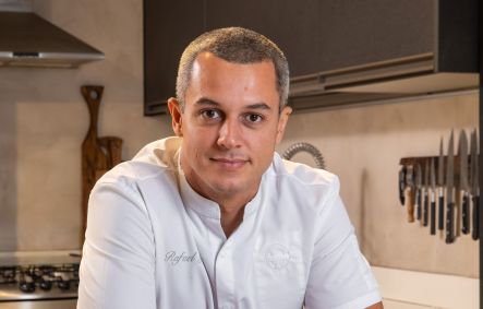 Chef Rafa Gomes dentro de uma cozinha