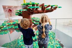 Crianças em frente à Árvore da Criatividade na Lego House, na Dinamarca