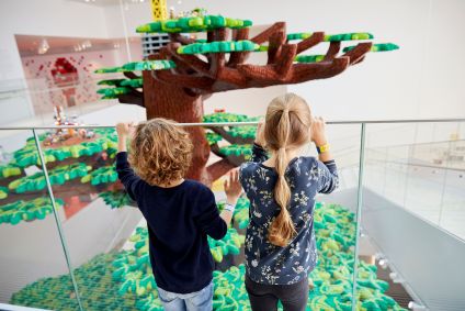 Crianças em frente à Árvore da Criatividade na Lego House, na Dinamarca