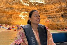 Daniela Filomeno visita o Algar de Benagil, no Algarve, em Portugal