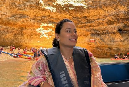 Daniela Filomeno visita o Algar de Benagil, no Algarve, em Portugal