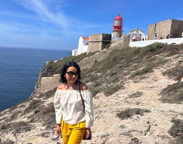 Daniela Filomeno no Cabo de São Vicente, em Portugal, com farol ao fundo