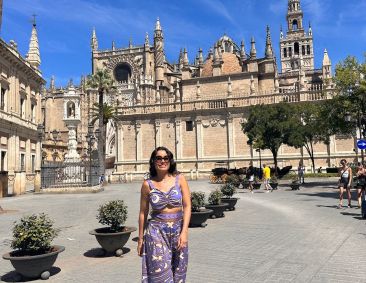 Daniela Filomeno com a Catedral de Sevilha ao fundo