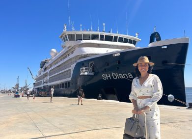 Daniela Filomeno em frente ao navio SH Diana, atracado no porto de Lisboa, em Portugal