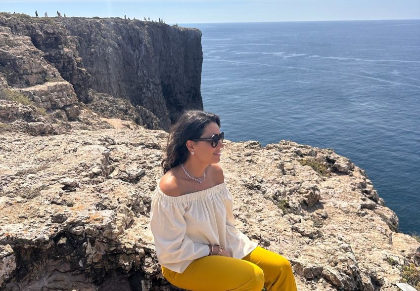 Daniela Filomeno em meio às grandes falésias ao redor do Cabo de São Vicente, em Sagres / CNN Viagem & Gastronomia