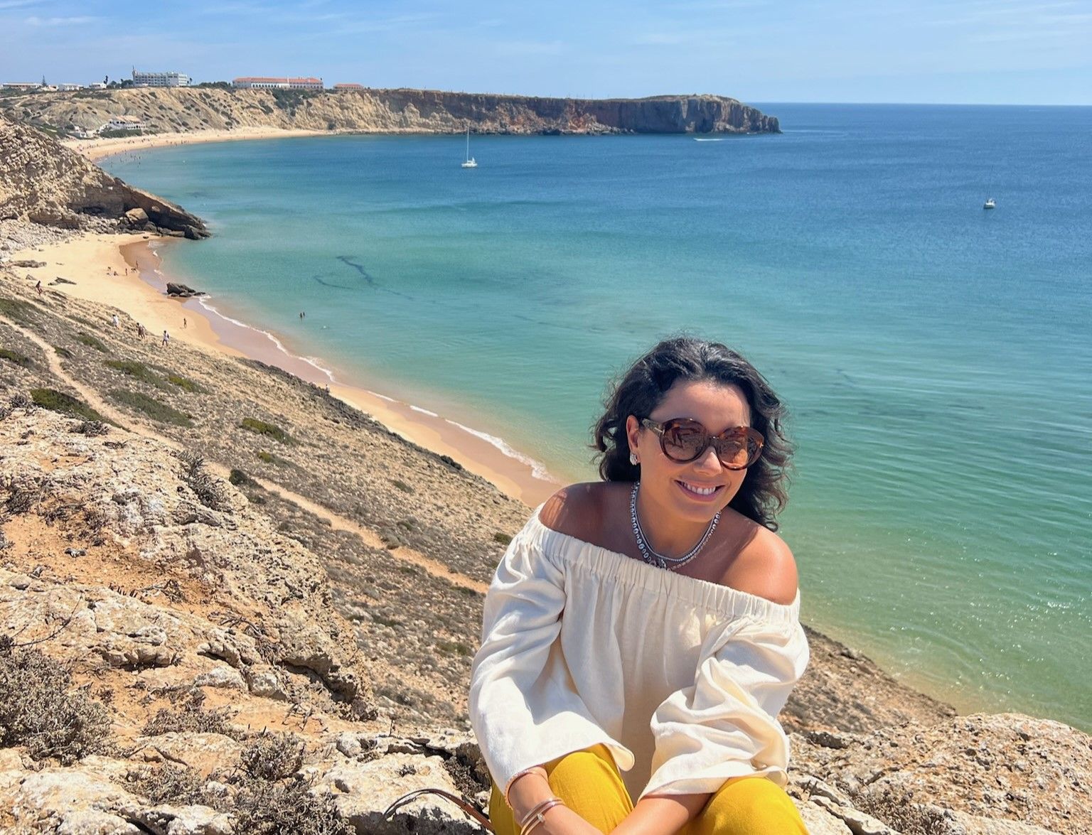 Daniela Filomeno com praia do Algarve ao fundo