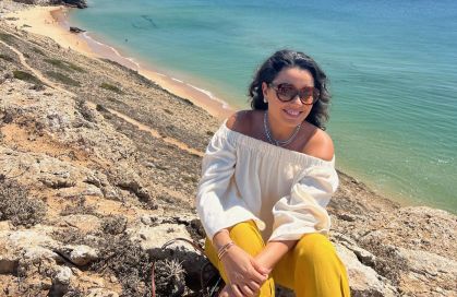 Daniela Filomeno com praia do Algarve ao fundo
