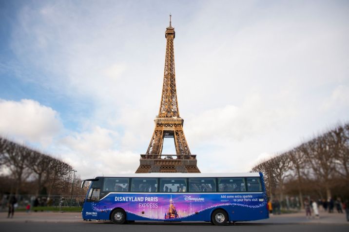 Disneyland Paris Express é um ônibus operado pela Magic Ways que tem saída de pontos centrais de Paris em direção aos parques diariamente / Facebook Magic Ways