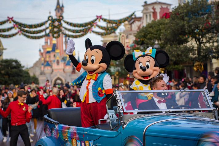 Desfile com personagens em carros alegóricos no Disneyland Park em Paris / Reprodução Facebook