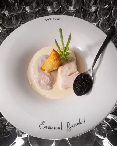 Emmanuel Bassoleil criou em 1992, no extinto Roanne, o icônico prato de robalo cozido no vapor, com creme de champagne e caviar / Helena Castro