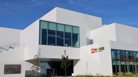 Fachada do centro de experiências Lego House, na Dinamarca