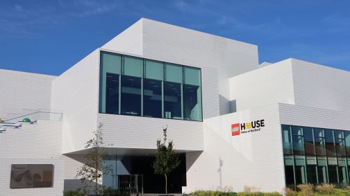 Fachada do centro de experiências Lego House, na Dinamarca