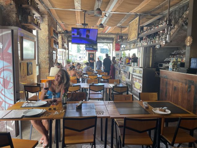 Ambiente do bar e restaurante Gracioso / Bruno Calixto