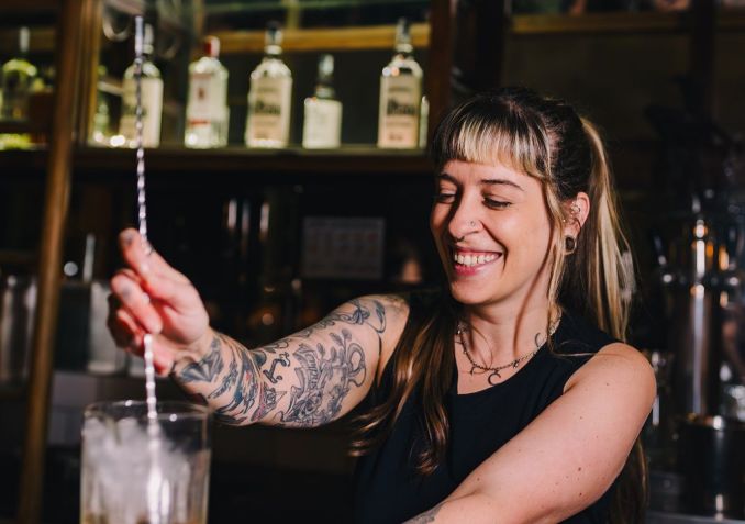 Laura Paravato foi eleita Bartender do Ano em 2025 por publicações especializadas • Any Duarte