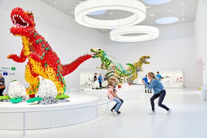 Dinossauros de Lego na Masterpiece Gallery, uma das galerias da Lego House, na Dinamarca