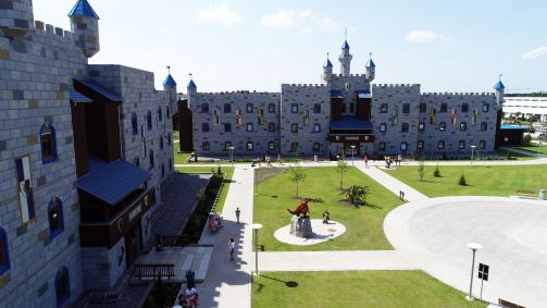 Fachada do Legoland Castle Hotel, em Billund, na Dinamarca