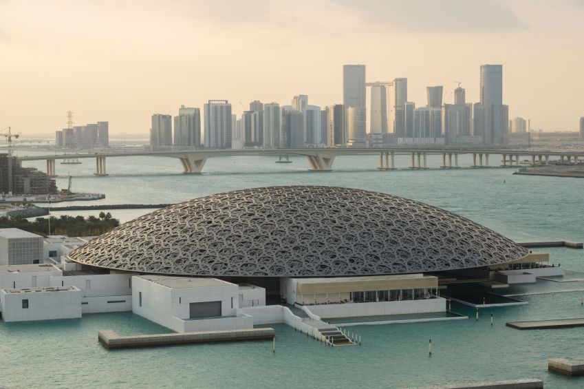 Vista aérea do Louvre Abu Dhabi e arredores, incluindo a Ilha Saadiyat / ©Departamento de Cultura e Turismo Abu Dhabi