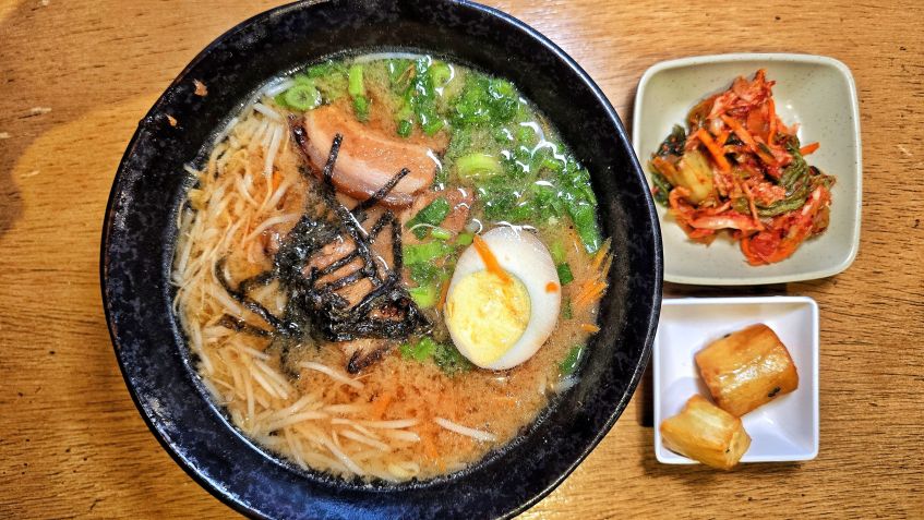 Missô Lamen consiste em noodle em caldo suíno temperado com missô, com fatias de barriga de porco, ovo cozido, cenoura, broto de feijão, alga e cebolinha / Caroline Grimm