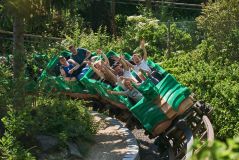 Pessoas se divertem em montanha-russa no Legoland Billund, na Dinamarca