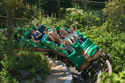 Pessoas se divertem em montanha-russa no Legoland Billund, na Dinamarca